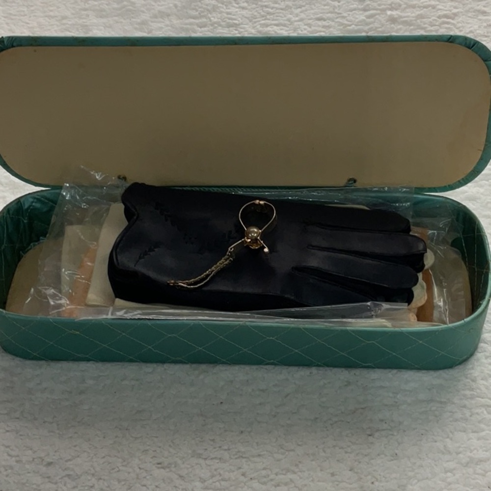 Woman’s vintage 1920-1950s Heiress gloves with glove box And Glove Clip - Picture 8 of 8